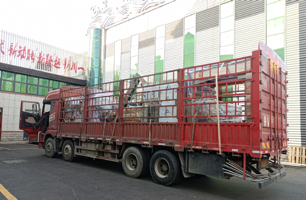 【川一股份】300桶大桶水灌裝線水廠設(shè)備裝車(chē)發(fā)往北京市石景山